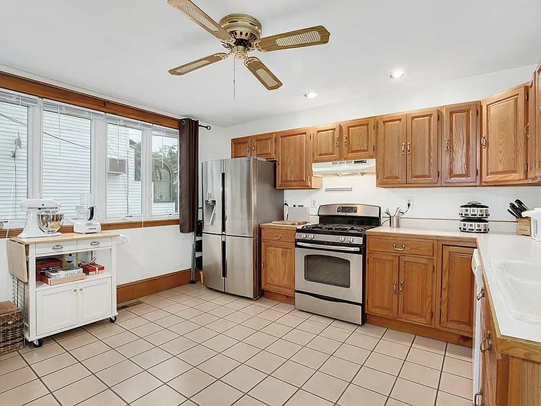 112 Kinnaird St #112 — Photo 5
