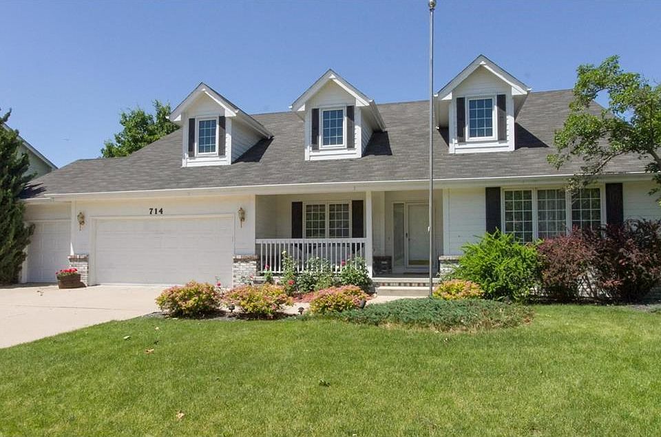 1st image of 714 NE Canterbury Dr
