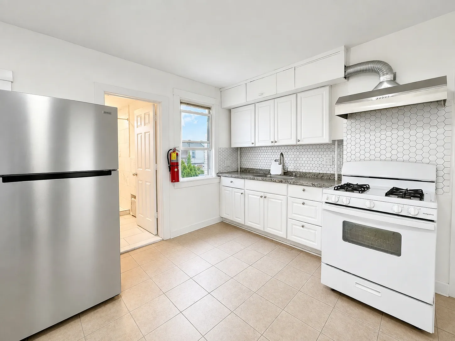3 bed, 900 sqft, $2,400 — Photo 2