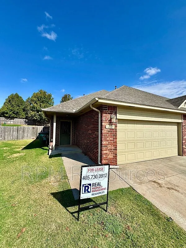 3 bed, 2.0 bath, 1348 sqft, $1,550 — Photo 2