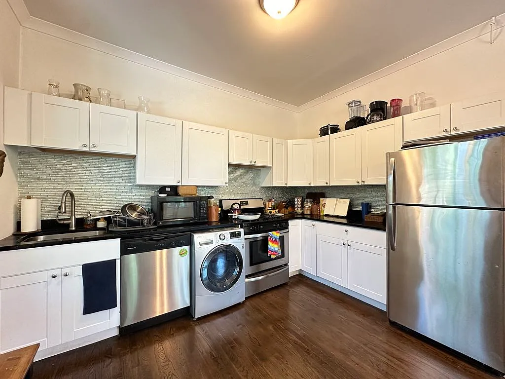 Building Photo - 852 W George St #2