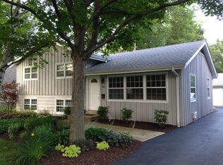 241 S Glendale Ave, Barrington, IL 60010