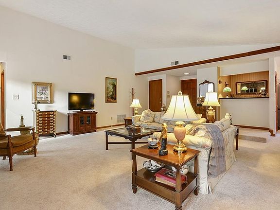 5th image of 840 Lake Forest Cir
