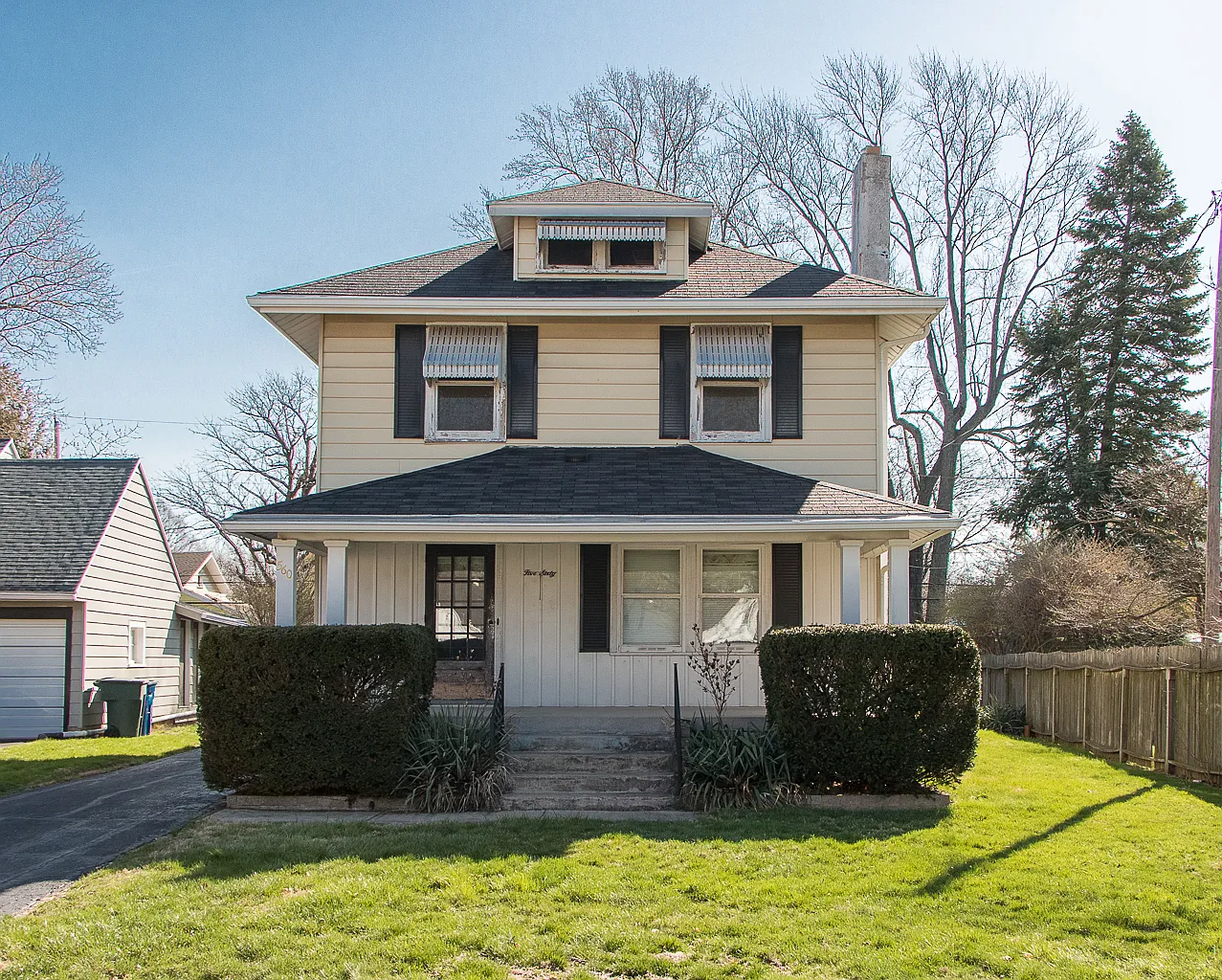 560 Kling Dr photo 1