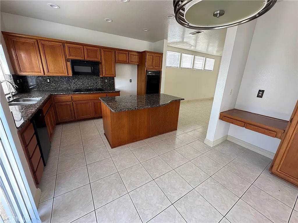 4 bed, 2.5 bath, 2320 sqft, $4,300 — Photo 3