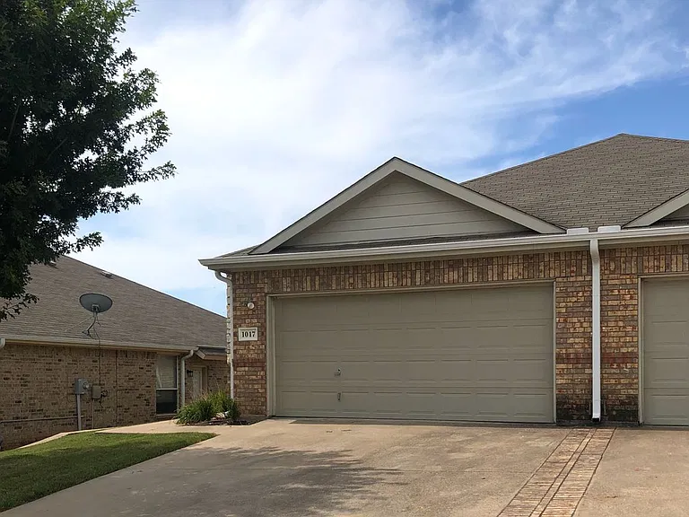 1017 Newcastle Dr — Photo 3