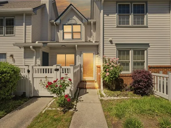 27 Tamarisk Quay APT D, Hampton, VA 23666