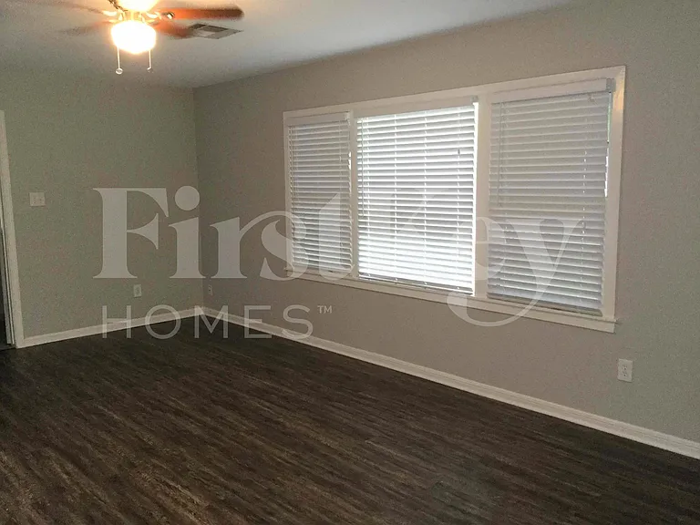 1108 W Camp Cir — Photo 2