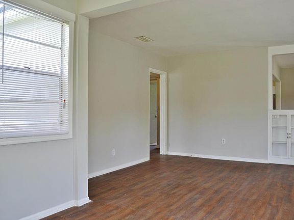 3rd image of 1115 Bunker Hill Blvd