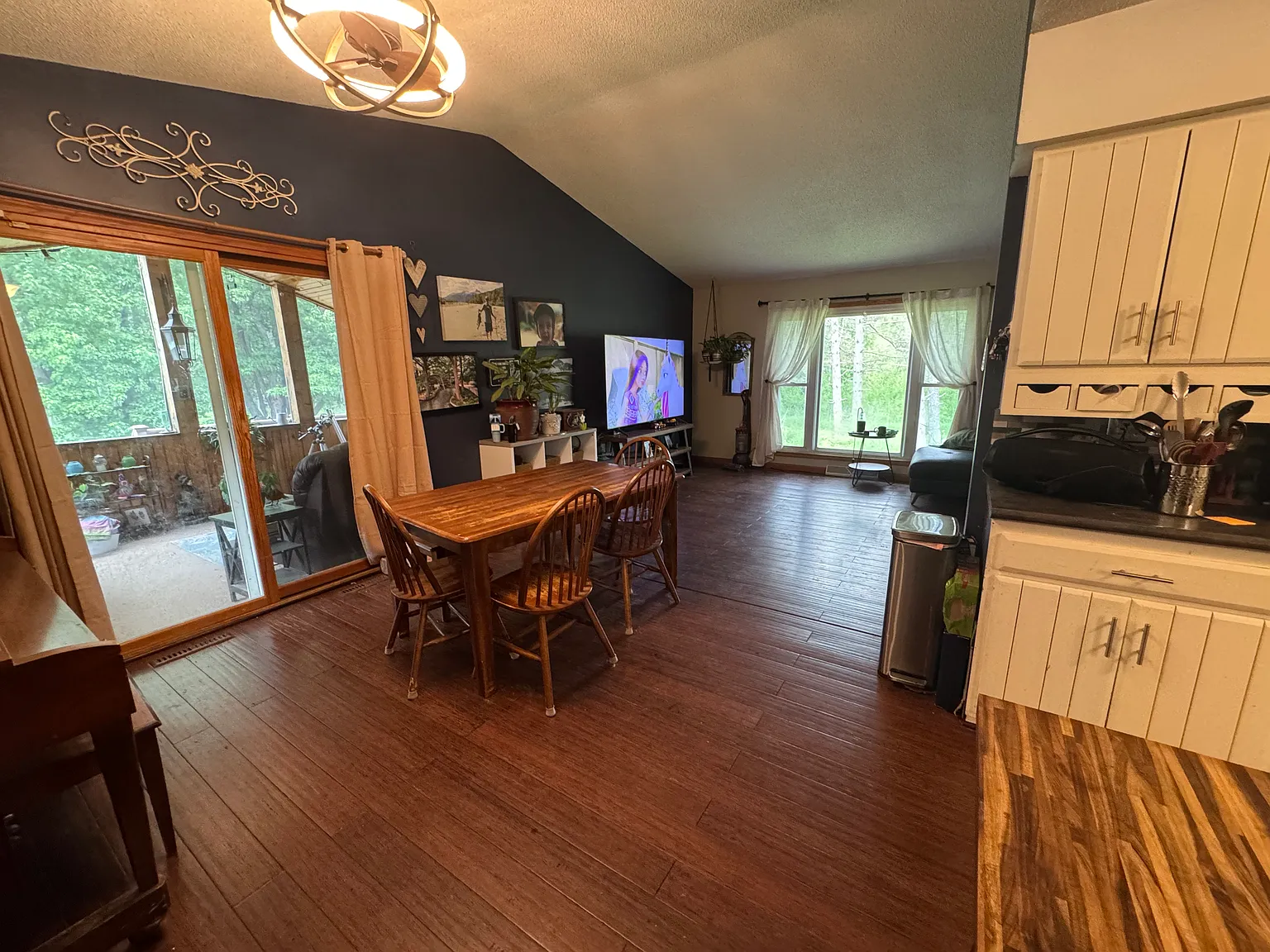 4 bed, 2500 sqft, $2,200 — Photo 2