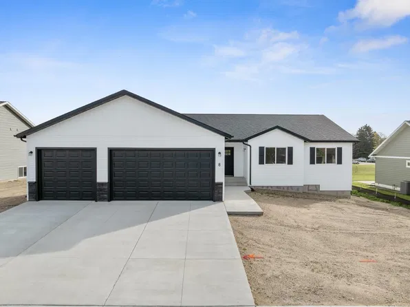 8 27th St NW, Minot, ND 58703