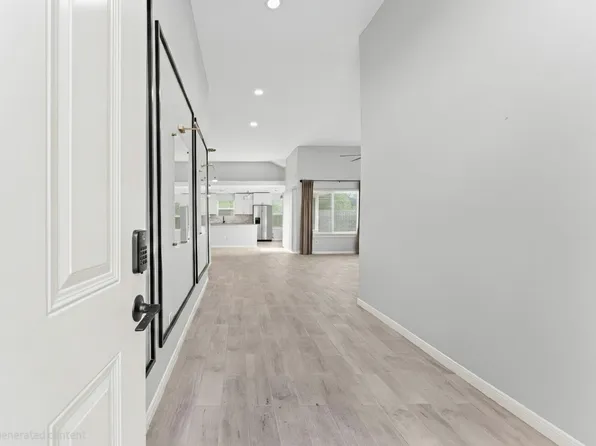 7810 Poitiers Dr, Houston, TX 77071