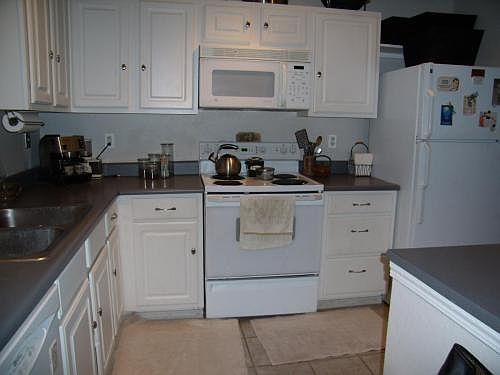 Lg kitchen with island and lots of storage