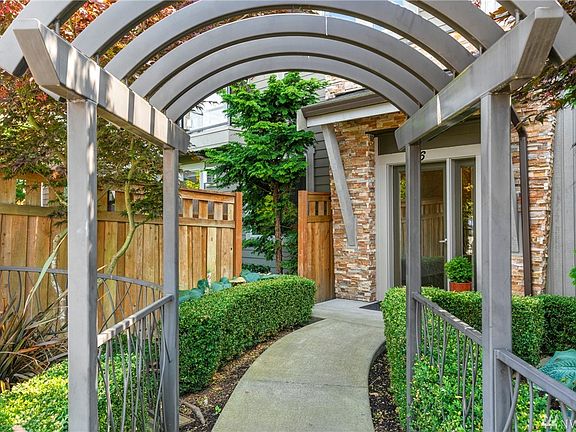 Inviting entrance on Walnut