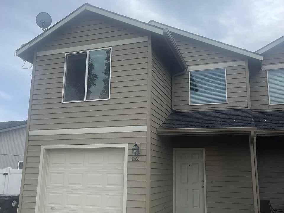 2466 SW Wickiup Ct