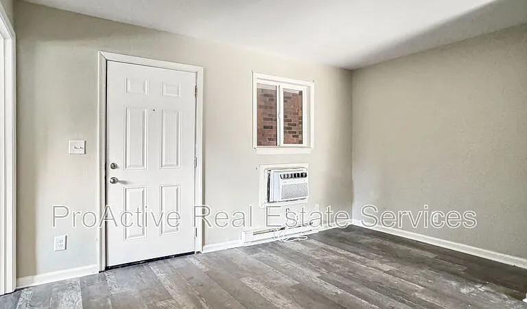 121 W 32nd St #1 — Photo 1