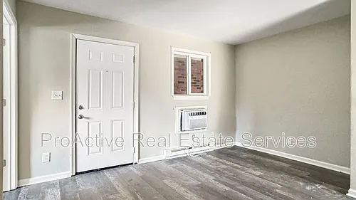 121 W 32nd St #1 Photo 1