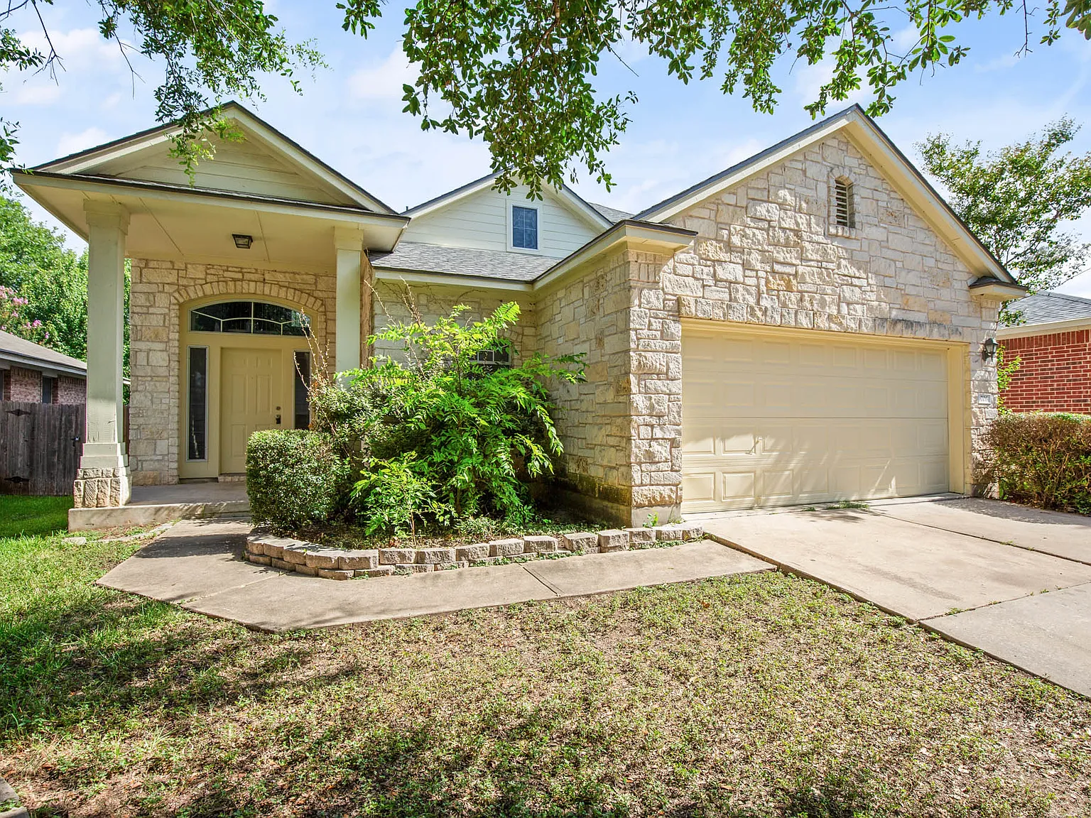 3 bed, 2.5 bath, 2098 sqft, $1,895 — Photo 2