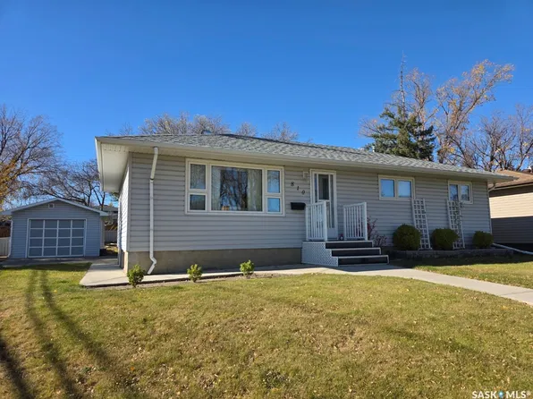 810 11th Avenue NE, Swift Current, SK S9H 2V4