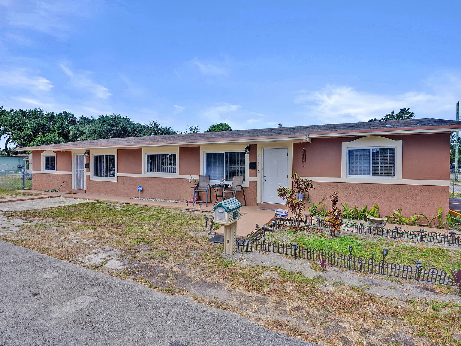 3 bed, 1.0 bath, 1988 sqft, $2,800 — Photo 3
