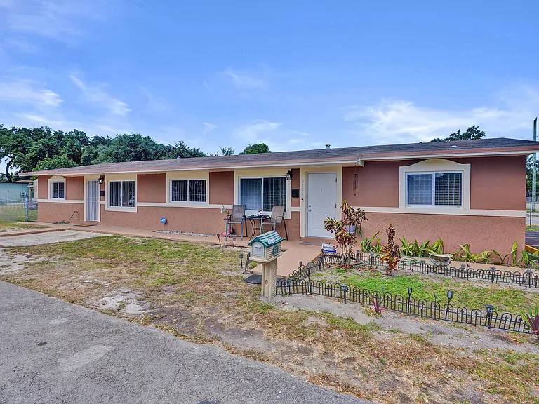 2145 NW 100th St — Photo 3