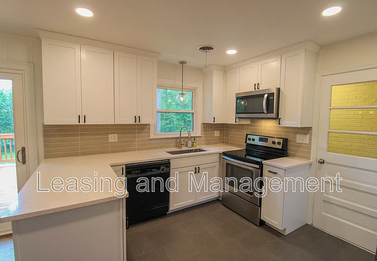 927 Holly Ct — Photo 6