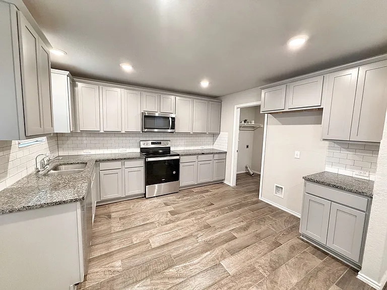 2432 Ayers Dr — Photo 5
