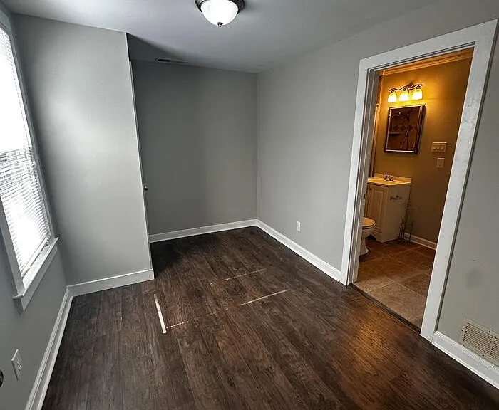 554 Sandridge St — Photo 8