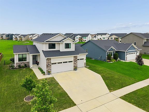 2nd image of 415 SE Esker Ridge Dr