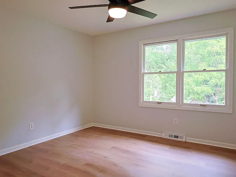 205 Tamassee Dr — Photo 5