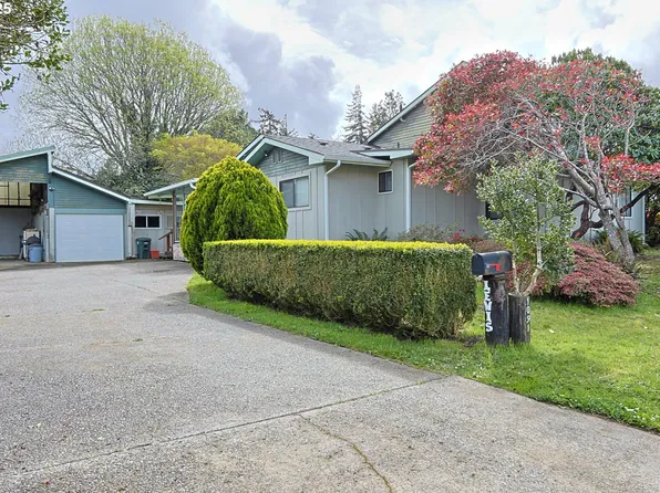 1091 Clark St, North Bend, OR 97459