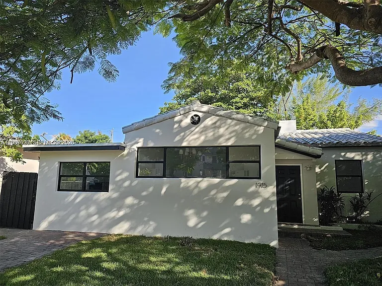 1915 Normandy Dr — Photo 2