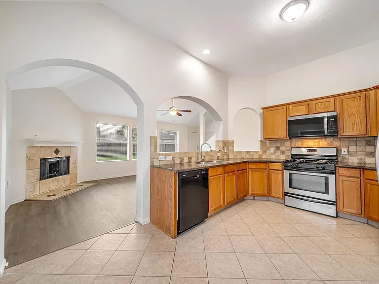 18439 Sunrise Oaks Ct — Photo 9