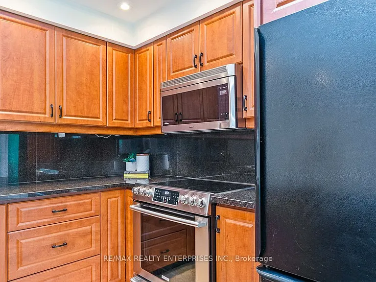 1373 Queen Victoria Ave — Photo 17