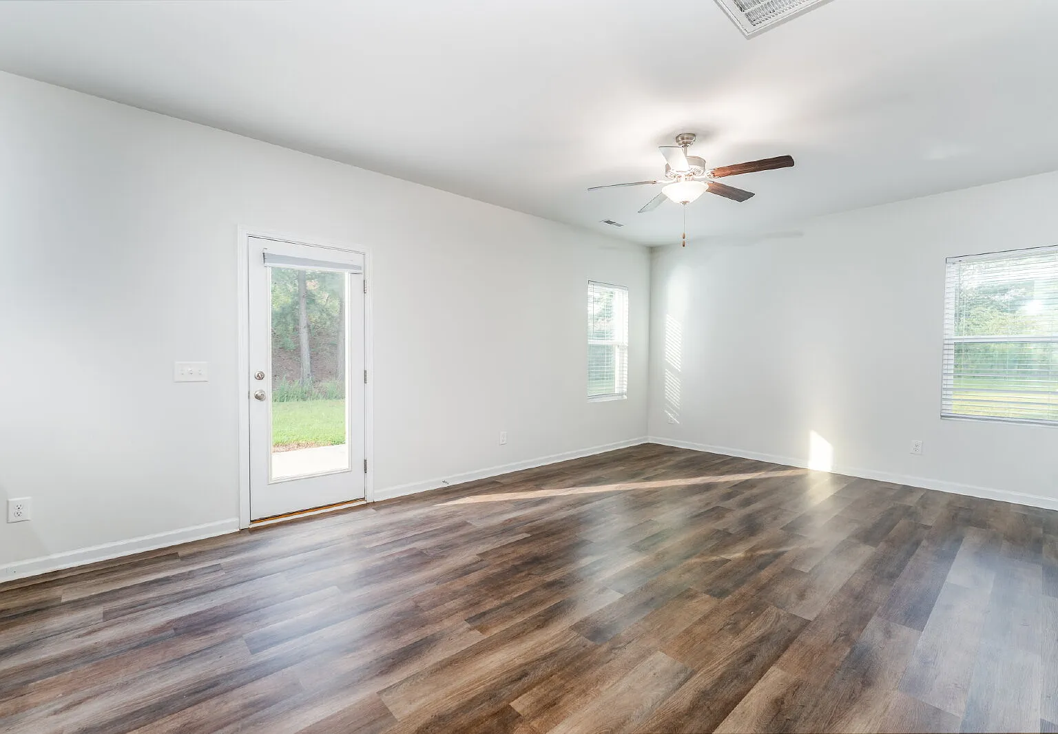 4 bed, 2.5 bath, 1900 sqft, $1,890 — Photo 2