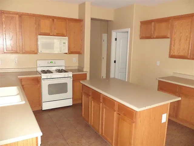 4 bed, 3.0 bath, 2869 sqft, $3,015 — Photo 3
