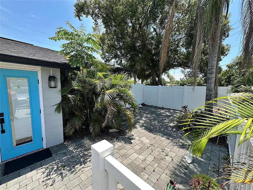 2 bed, 1.0 bath, 827 sqft, $1,600 — Photo 2