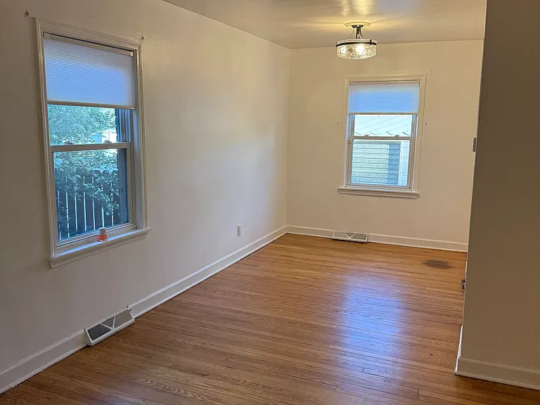 242 Adelaide Pl — Photo 10