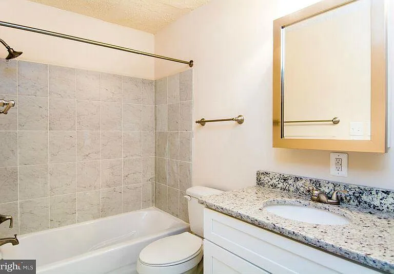 1700 Roberts St #7 — Photo 3