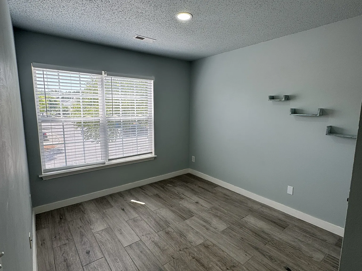 3 bed, 2.5 bath, 1348 sqft, $1,800 — Photo 4
