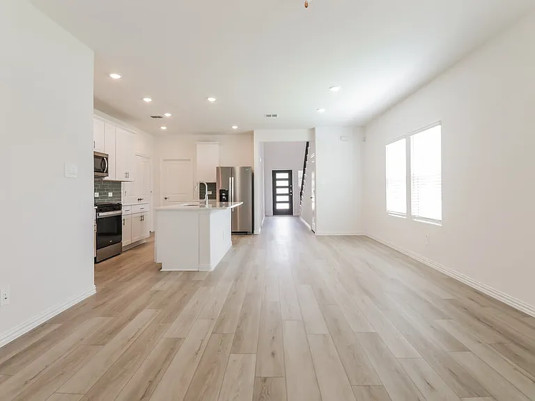 704 Dotty Dr — Photo 7