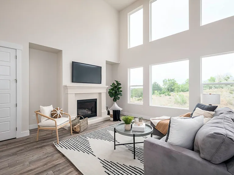711 N Summit Dr — Photo 2