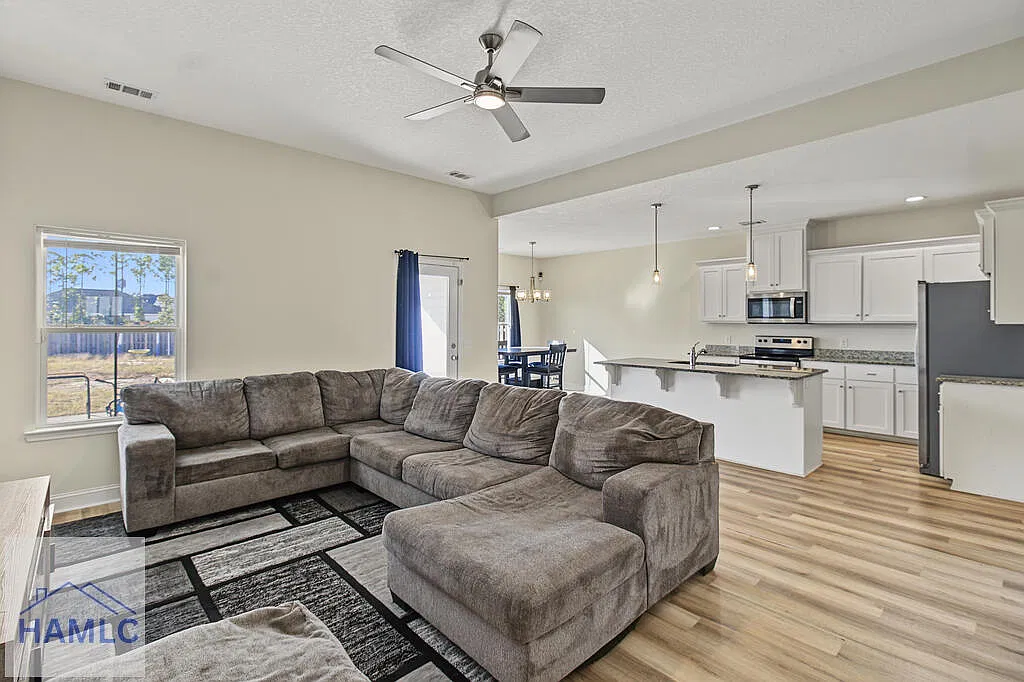 4 bed, 2.0 bath, 1685 sqft, $2,200 — Photo 2