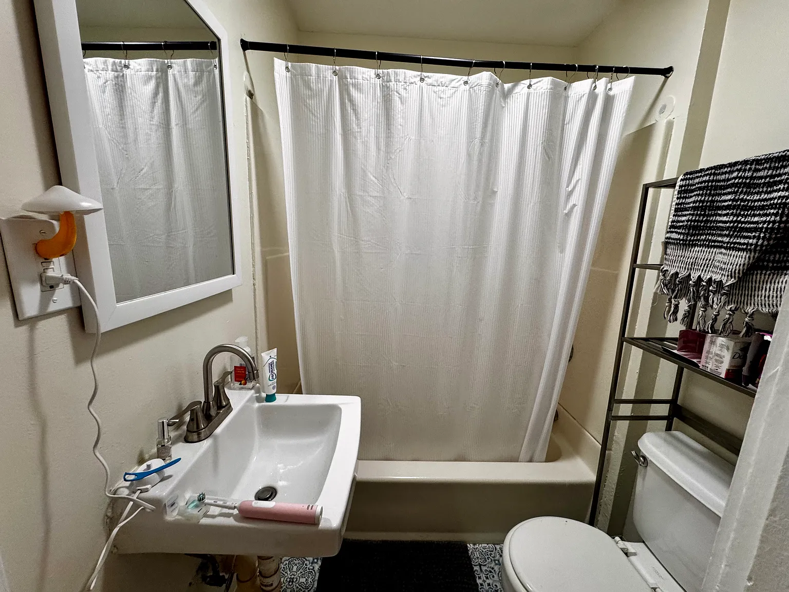 Studio, 9999 sqft, $2,550 — Photo 3