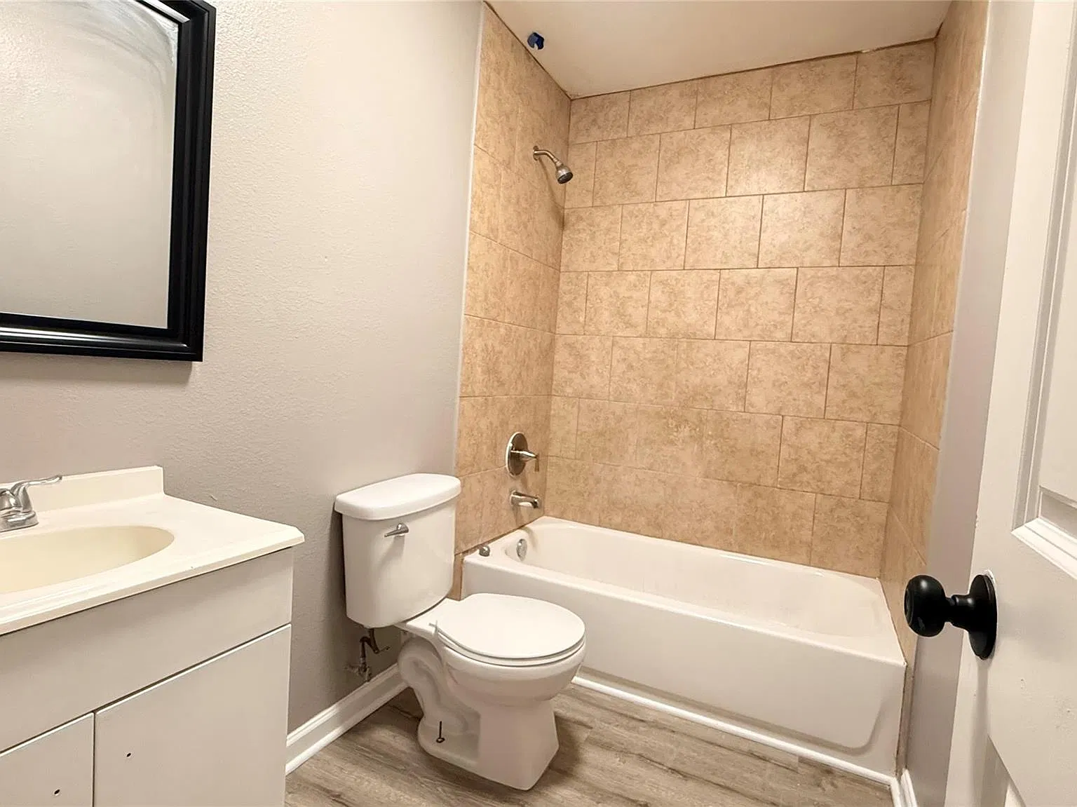 2 bed, 1.0 bath, 800 sqft, $1,000 — Photo 2