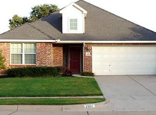 2907 Greenway Dr, Burleson, TX 76028