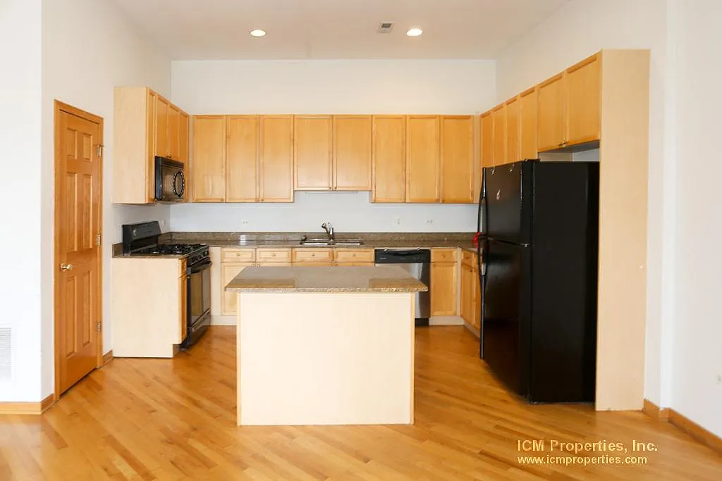 Building Photo - 2551 N Southport Ave #2