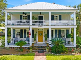 128 4th St, Apalachicola, FL 32320