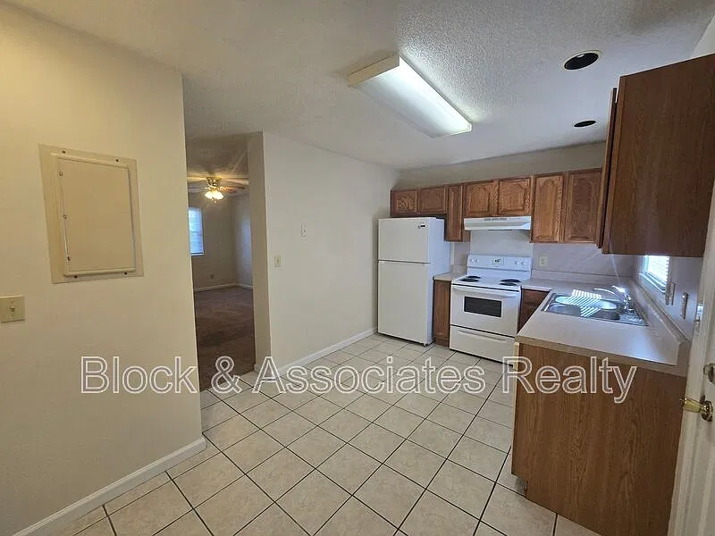 2 bed, 1.5 bath, $995 — Photo 3