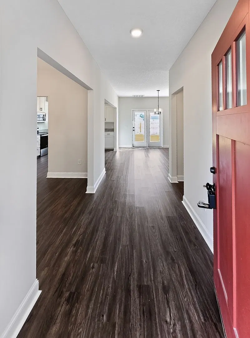 Spacious 4-bedroom/2.5 bathroom home in Griffin Park! — Photo 3